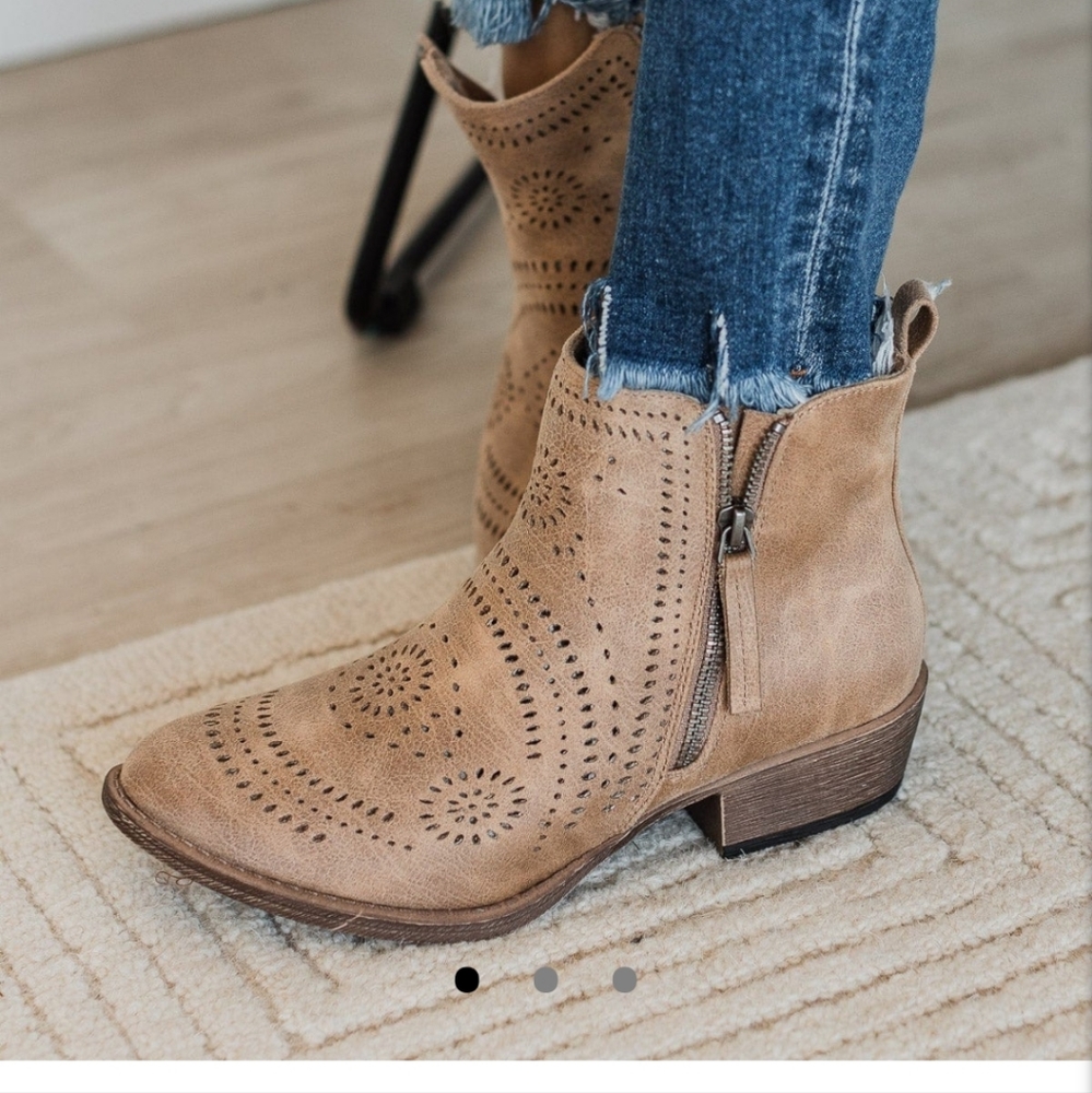 Very G Lisette Booties- beige